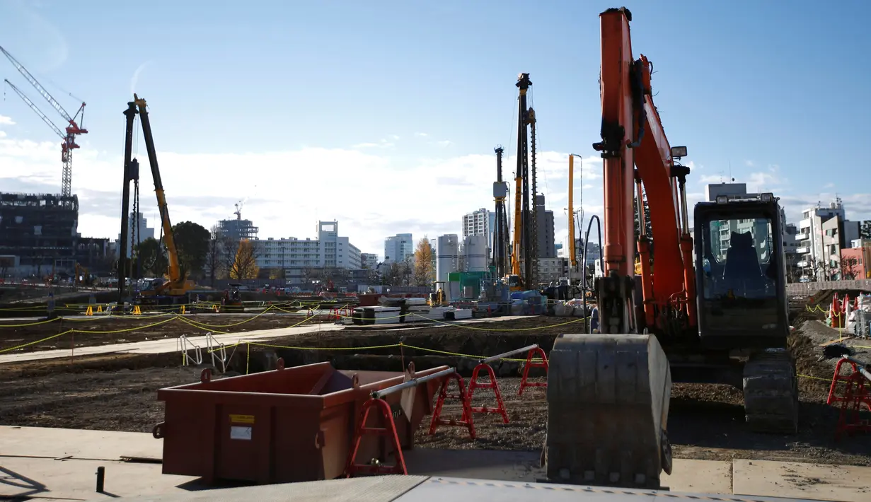 Sejumlah alat berat yang digunakan dalam pembangunan stadion baru untuk Olimpiade Musim Panas 2020 di Tokyo, Jepang (10/12). Ini kali kedua Tokyo menjadi tuan rumah ajang olahraga terbesar dan menjadi satu-satunya negara di Asia. (Reuters/Kim Kyung-Hoon)