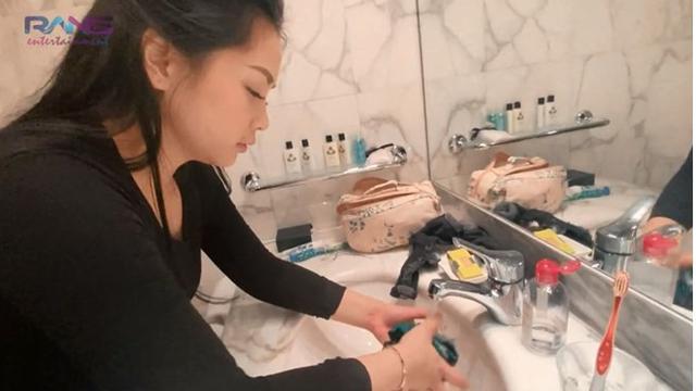 Di sela kesibukan perjalanan keliling dunia, Nagita menyempatkan untuk mencuci pakaian sendiri.