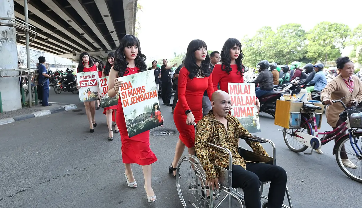Sedikit kisahnya, Si Manis yang diperankan oleh Dewi Perssik memiliki latar belakang sebagai penyanyi dangdut Pantura. Saat akan menikah, ia dibunuh oleh sekelompok orang yang tak dikenal. (Bambang E. Ros/ Bintang.com)
