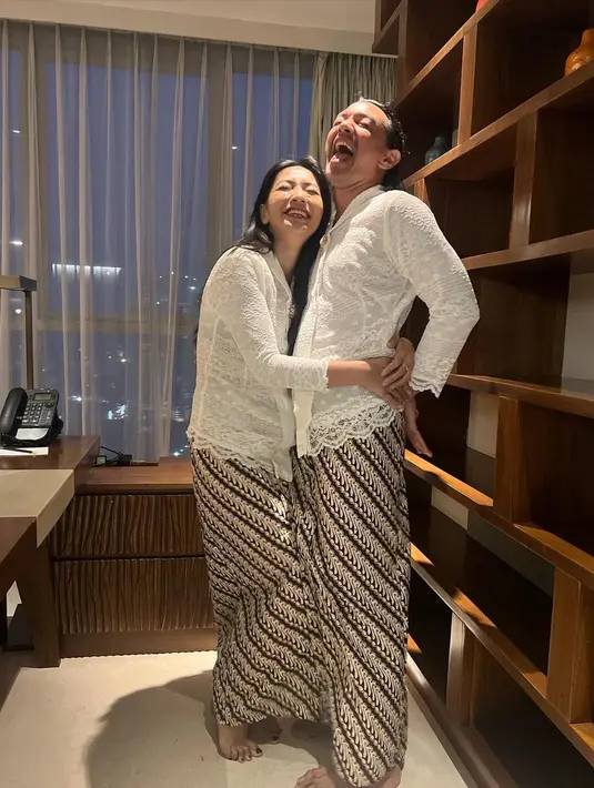 Yang menarik, tidak hanya Hesti yang berubah menjadi Jeng Yah. Sang suami, Radian Borne Putra juga mengenakan kebaya dan rok batik yang sama. [Foto: Instagram/hestipurwadinata]