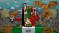 Trophy bergilir Piala AFF terpajang saat Trophy Tour Piala AFF 2022 yang berlangsung di Lippo Mall Puri, Jakarta Barat, Sabtu (26/11/2022). (Bola.com/Bagaskara Lazuardi)