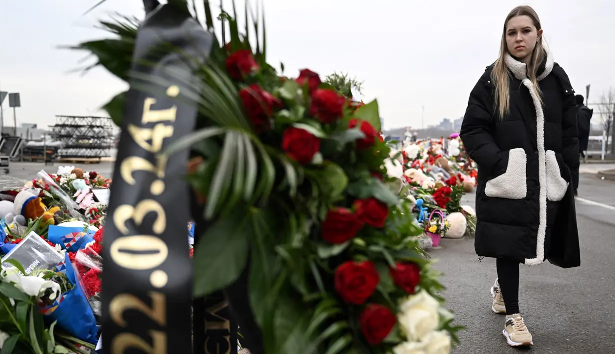 Sedikitnya 143 orang meninggal dunia setelah serangan mematikan oleh orang-orang bersenjata di gedung konser Moskow. (NATALIA KOLESNIKOVA/AFP)