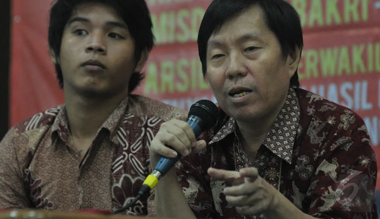Kho Seng Seng (kanan) saat menjadi pembicara “Gelar Perkara : Pemidanaan yang Dipaksakan”, Jakarta, Jumat (15/5/2015). Kho Seng adalah korban kriminalisasi kasus surat pembaca. (Liputan6.com/Herman Zakharia)
