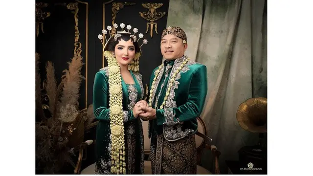 6 Gaya Pemotretan Keluarga Anang Hermansyah dan Ashanty ala Pengantin Jawa, Menawan