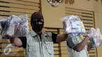 Barang bukti uang ditunjukan saat konferensi pers terkait OTT di Gedung KPK, Jakarta, (12/4). KPK Menetapkan Bupati Subang, Ojang Sohandi menjadi tersangka terkait penanganan kasus korupsi BPJS di Subang. (Liputan6.com/Helmi Afandi)