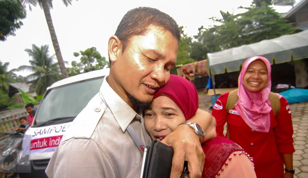 Seorang anak memberikan pelukan kepada ibunya di posko kesehatan bencana, Pidie Jaya Aceh (22/12). Aksi ini merupakan upaya Sampoerna dalam membantu meringankan beban para pengungsi. (Istimewa)