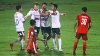 Melvin Platje mencetak dua gol ketika Bali United mengalahkan Blitar United 3-0 pada babak 32 Besar Piala Indonesia di Stadion Gelora Suprijadi Kota Blitar, Kamis (24/1/2019). (Bola.com/Gatot Susetyo)