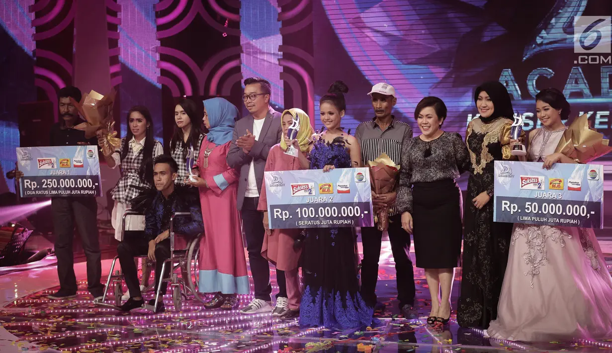Suasana saat Fildan Rahayu dinobatkan sebagai pemenang Dangdut Academy 4 atau D'Academy 4 di Studio 5 Indosiar, Jakarta, Jumat (19/5). Dengan kemenangan ini, Fildan berhak mendapatkan hadiah uang tunai sebesar Rp 250 juta. (Liputan6.com/Faizal Fanani)