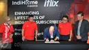 Penandatangan kerjasama antara Telkom dengan Iflix, Jakarta, Selasa (19/4). Pelanggan layanan internet IndiHome akan dapat menonton berbagai judul film hingga total 20.000 jam secara online. (Liputan6.com/Johan Tallo)