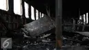 Kondisi bagian dalam gerbong Kereta Kertajaya jurusan Surabaya-Jakarta usai terbakar di Stasiun Tanjung Priok, Jakarta, Kamis (25/8). (Liputan6.com/Faizal Fanani)