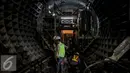 Pekerja mengecek jalur rel di terowongan Mass Rapid Transit (MRT) di Dukuh Atas, Jakarta, Jumat (30/9). MRT Jakarta ditargetkan beroperasi tahun 2019 dimana pada tahap awal, rute yang dilalui adalah Bundaran HI-Lebak Bulus. (Liputan6.com/Faizal Fanani)