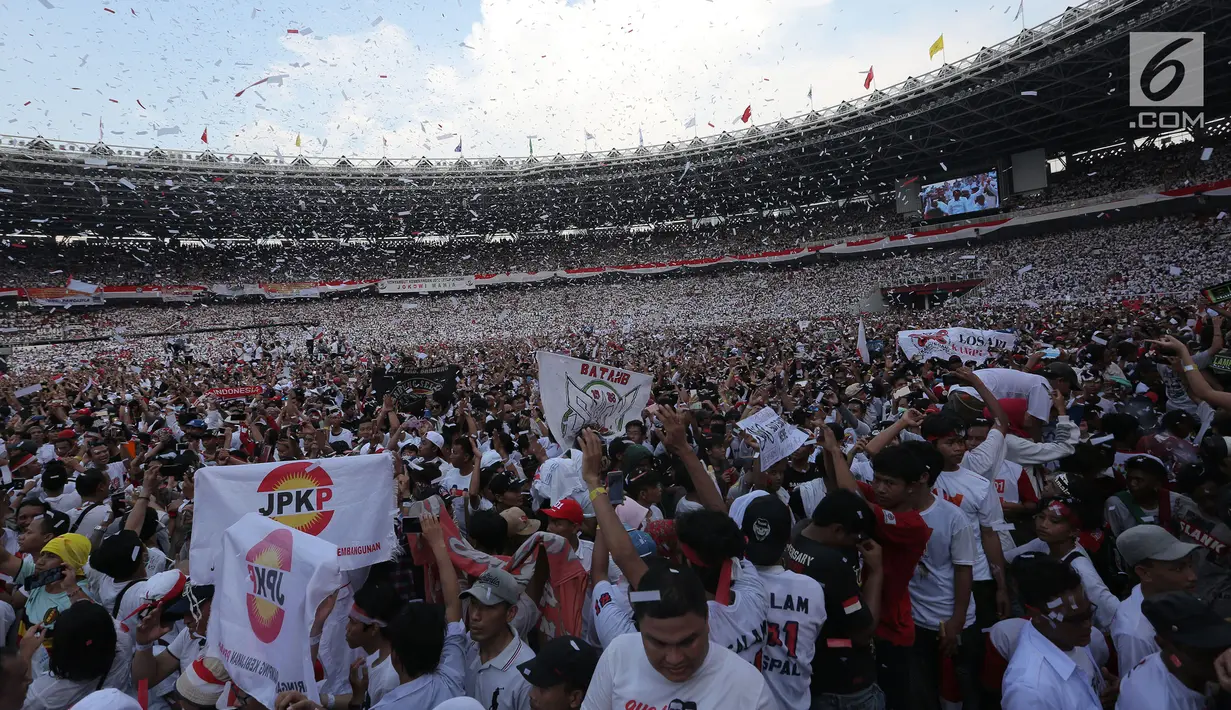Suasana kampanye akbar pasangan Capres dan Cawapres nomor urut 01, Jokowi - Ma'ruf Amin bertajuk 'Konser Putih Bersatu di Stadion Gelora Bung Karno (SGBK), Jakarta, Sabtu (13/4). (Kapanlagi.com/Budi Santoso)