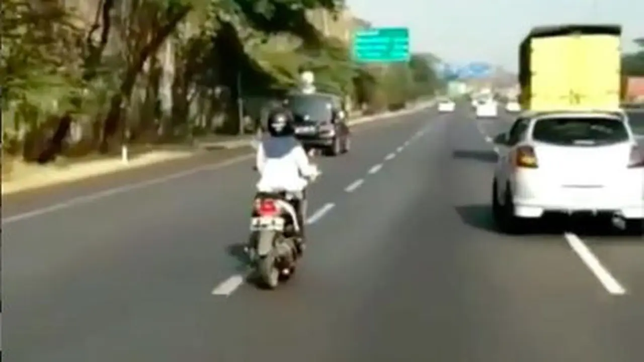 Emak-emak Masuk Tol, Gimana?