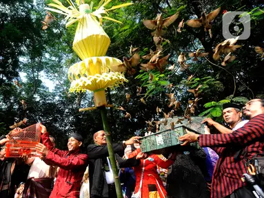 Aktivis dan akademisi melepas burung saat kegiatan Sedekah Hutan Universitas Indonesia di Hutan UI, Depok, Jawa Barat, Sabtu (03/06/2023). (merdeka.com/Arie Basuki)