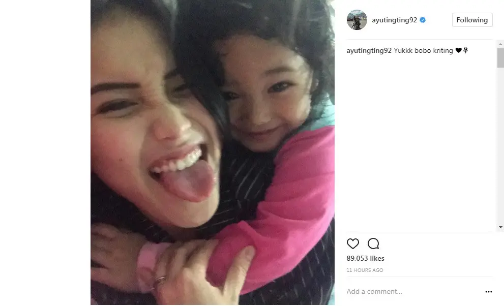 Ayu Ting Ting perlihatkan kebersamaannya dengan buah hati, Bilqis Khumairah Razak (Foto: Instagram)