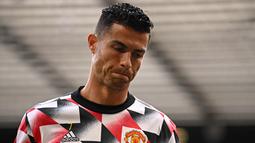 Ekspresi Ronaldo saat pemanasan sebelum pertandingan MU melawan Arsenal di Old Trafford. (AFP/Oli Scarff)