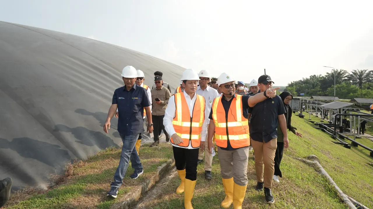 Menteri Lingkungan Hidup Hanif Faisol Nurofik saat berkunjung ke Pembangkit Tenaga Biogas di Lubuk Dalam, Kabupaten Siak.