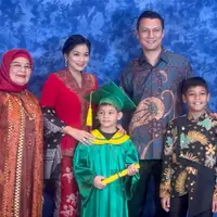 Titi Kamal yang mengenakan kebaya merah baru saja menghadiri wisuda putra ke-2 nya yang baru saja lulus TK. Kai tampil mengenakan jubah dan toga hijau dengan inner hitam. [@titi_kamall]