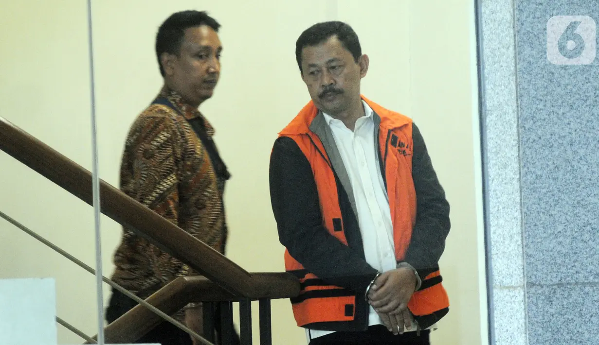 Tersangka mantan Kadis Kelautan dan Perikanan Kepri, Edy Sofyan menuju ruang pemeriksaan di Gedung KPK, Jumat (18/10/2019). Edy diperiksa untuk melengkapi berkas kasus suap izin prinsip & lokasi pemanfaatan laut Proyek Reklamasi di wilayah pesisir & pulau-pulau kecil Kepri. (merdeka.com/Dwi Narwoko)