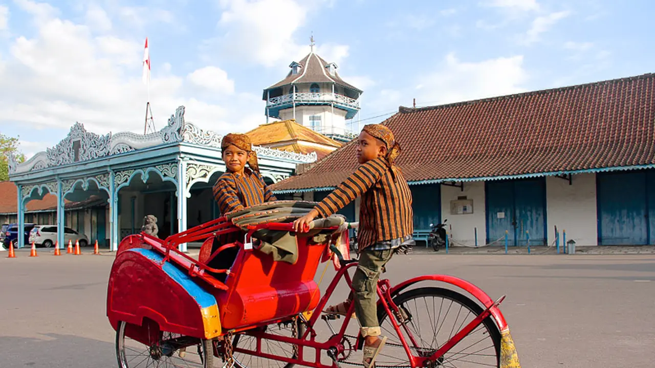 Becak dengan Latar Kasunanan Solo