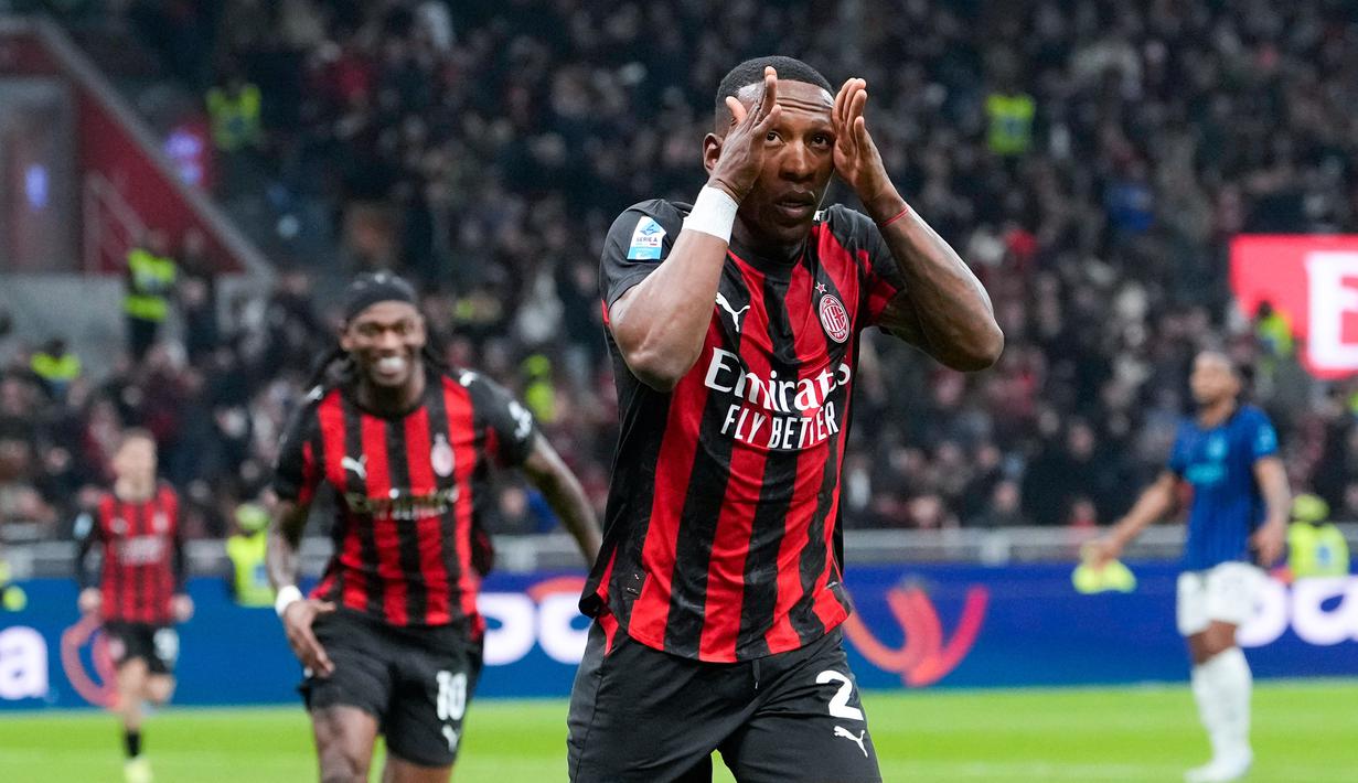 Pemain AC Milan, Pervis Estupinan, melakukan selebrasi setelah mencetak gol ke gawang Inter Milan pada lanjutan Liga Italia 2025/2026 di Stadion Giuseppe Meazza, Senin (9/3/2026) dini hari WIB. (AP Photo/Antonio Calanni)