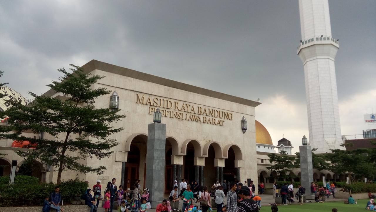 Menikmati Pagi Syahdu di Masjid Raya Bandung