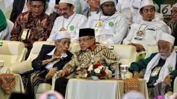 Ketua Umum PBNU Said Aqil Siradj berbincang dengan habib pada acara Multaqo Ulama, Habib dan Cendekiawan Muslim di Hotel Kartika Chandra, Jakarta, Jumat (3/5/2019). Pertemuan tersebut mengajak umat Islam untuk membangun ukhuwah dan rekonsiliasi pasca Pemilu. (Liputan6.com/Johan Tallo)