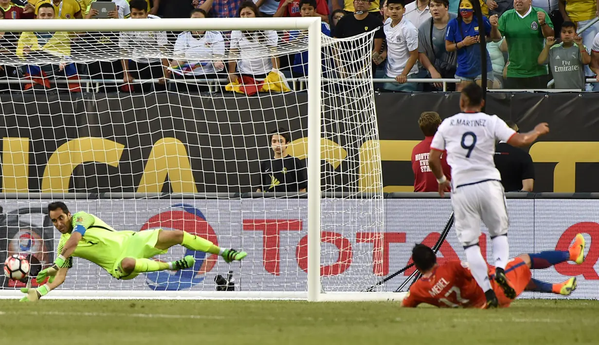 Kiper Cile, Claudio Bravo, mengamankan gawangnya dari serangan pemain Kolombia pada laga semifinal Copa America Centenario 2016 di Stadion Soldier Field, Chicago, AS, Kamis (23/6/2016) pagi WIB. (AFP/Nelson Almeida)