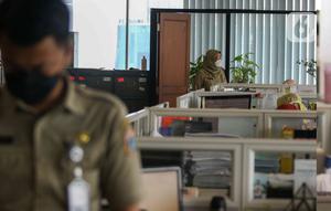 Pegawai negeri sipil (PNS) melakukan aktivitas di Badan Kepegawaian Daerah (BKD), Balai Kota, Jakarta, Senin (9/5/2022). Pemprov DKI masih menerapkan kapasitas maksimal 75 persen terhadap para Aparatur Sipil Negara (ASN) yang bekerja di kantor usai Lebaran Idul Fitri 1443 H/2022 M. (Liputan6.com/Herman Zakharia)