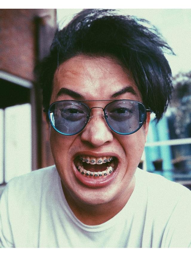 6 Potret Terbaru Rijja Abbas Pelantun ‘Butiran Debu’ yang Bikin Pangling