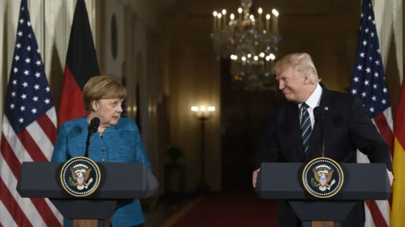Angela Merkel memberikan tatapan aneh kepada Donald Trump
