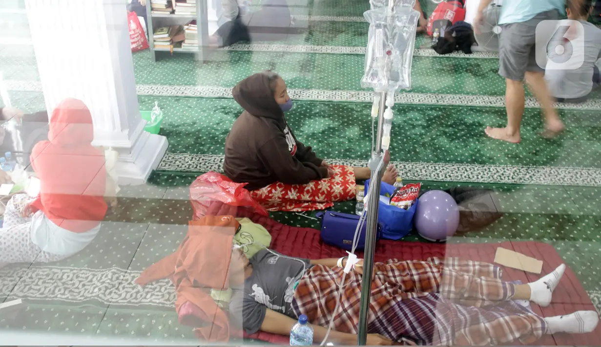 Sejumlah pasien RS Medika Permata Hijau saat dievakuasi di dalam Masjid Asy-Syukur, Jalan Kebayoran Lama, Jakarta, Minggu (30/10/2022). Evakuasi dilakukan sebagai antisipasi dampak kebakaran yang  terjadi kawasan pemukiman persis di belakang RS Medika Permata Hijau dan kembali ke RS sekitar pukul 14.30 WIB. (Liputan6.com/Helmi Fithriansyah)