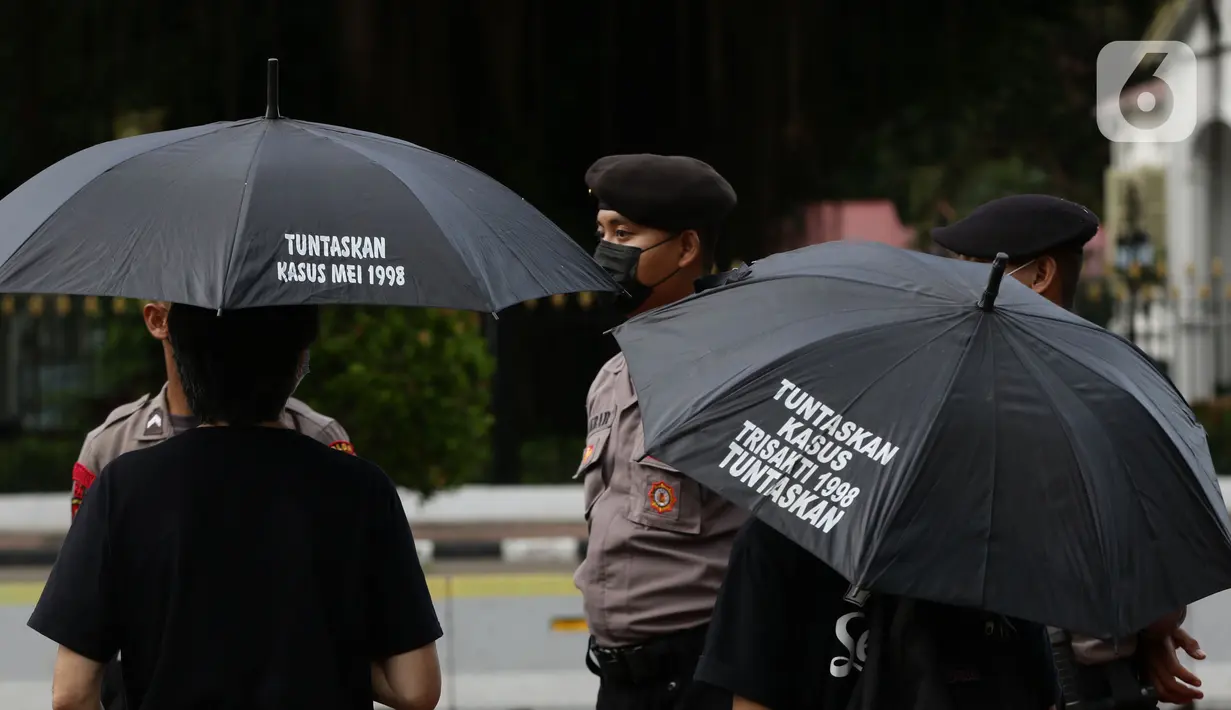 Aktivis dan keluarga serta korban pelanggaran HAM masa lalu melakukan Aksi Kamisan di depan Istana Negara, Kamis (25/11/2021). Sejak 18 Januari 2007, para korban dan keluarga menuntut tanggung jawab negara dalam menuntaskan kasus pelanggaran HAM di Indonesiaa. (Liputan6.com/Helmi Fithriansyah)