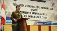 Staf Ahli Ekonomi dan SDM Kementerian Ketenagakerjaan, Aris Wahyudi saat menutup kegiatan masa pengenalan kehidupan kampus Mahasiswa baru (PKKMB) Polteknaker, Tahun Akademik 2019/2020.