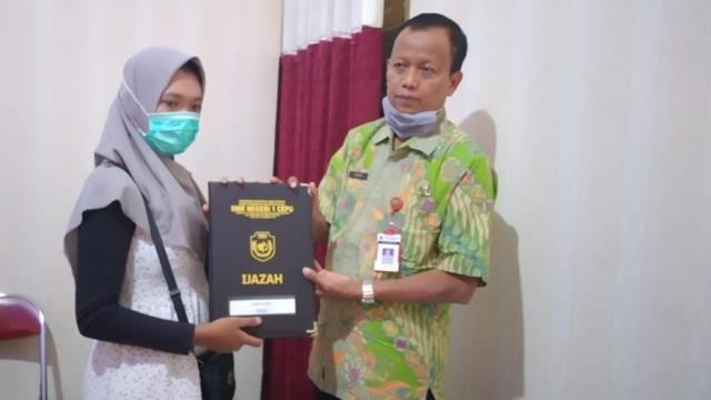Almuni SMK Negeri 1 Cepu Blora, menerima ijazah yang sebelumnya ditahan sekolah. (Foto: Liputan6.com/Ahmad Adirin)