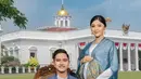 Kaesang tampil mengenakan vest biru dipadukan kemeja putih serta bawahan kain batik biru. Erina yang saat itu masih hamil mengenakan inner lengan panjang putih dipadukan outer sheer biru dengan motif emas dipadukan bawahan kain birunya.  [@riomotret]