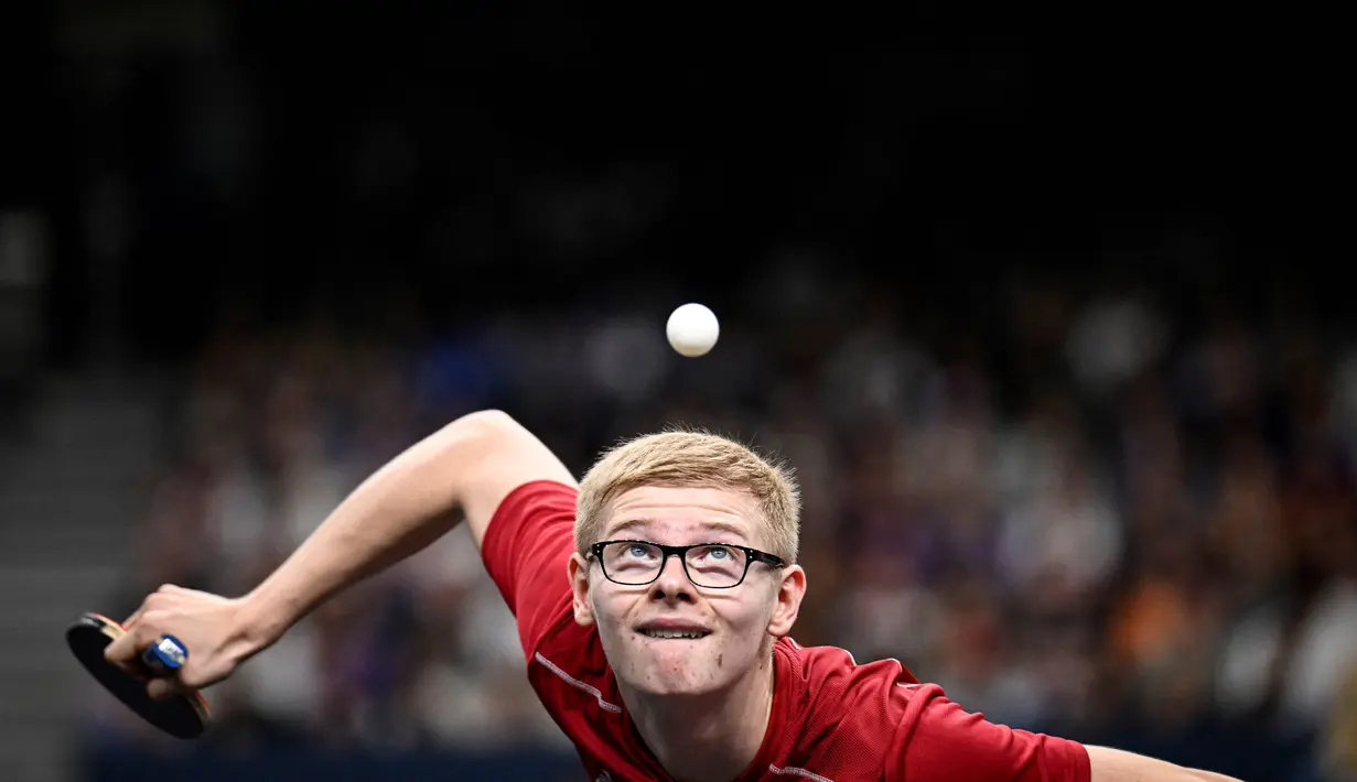 Felix Lebrun dari Prancis saat melakukan servis kepada Harmeet Desai dari India dalam pertandingan babak 64 besar tenis meja tunggal putra di Olimpiade Paris 2024 di South Paris Arena, Paris, 28 Juli 2024. (WANG Zhao/AFP)