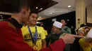 Pemain Mitra Kukar, Rizky Pellu, disambut suporter Mitra Kukar saat tiba di Hotel Sultan, Jakarta, seusai menjuarai Piala Jenderal Sudirman, Minggu (24/1/2016). (Bola.com/Arief Bagus)