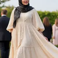 Ilustrasi Gamis Brokat untuk Acara Siang Hari (Sumber Gambar: Meta AI)