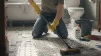 Cara Membersihkan Sela Keramik Kamar Mandi Tanpa Disikat dengan Mudah