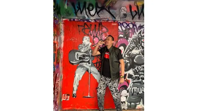 Sering Kenakan Jas, Ini 7 Gaya Kasual Cak Lontong
