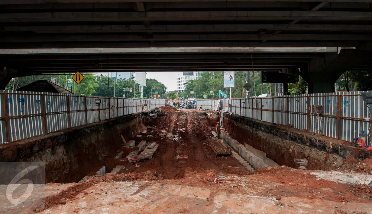 Pembangunan proyek underpass di Jalan RA Kartini, Metro Pondok, Lebak Bulus, Jakarta Selatan, mulai dikerjakan , Rabu (22/3). Pembangunan underpass ini untuk mengurai kemacetan di perempatan Lebak Bulus. (Liputan6.com/Gempur M Surya)