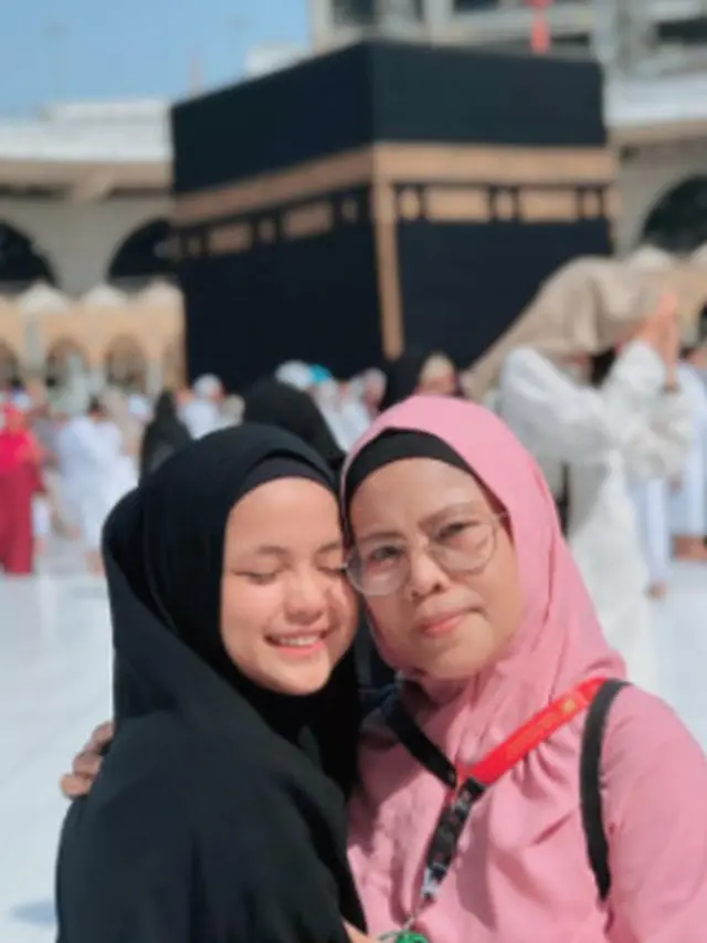 Meninggal Dunia, Ini 6 Potret Kenangan Putri DA dan Sang Ibu