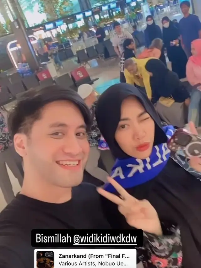 Widy Vierratale Berangkat Umroh