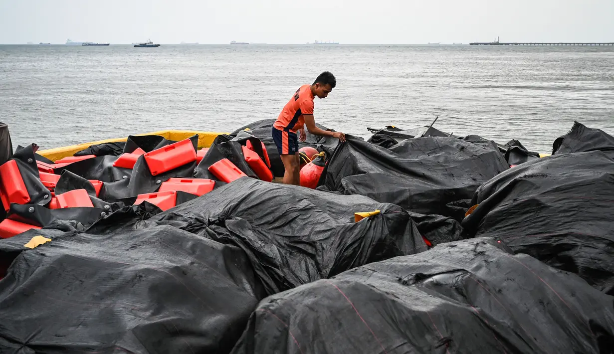 Diduga kapal itu tersebut terbalik dan tenggelam ketika hujan deras yang dipicu Topan Gaemi melanda wilayah Manila dan sekitarnya dalam beberapa hari terakhir. (Jam Sta Rosa/AFP)