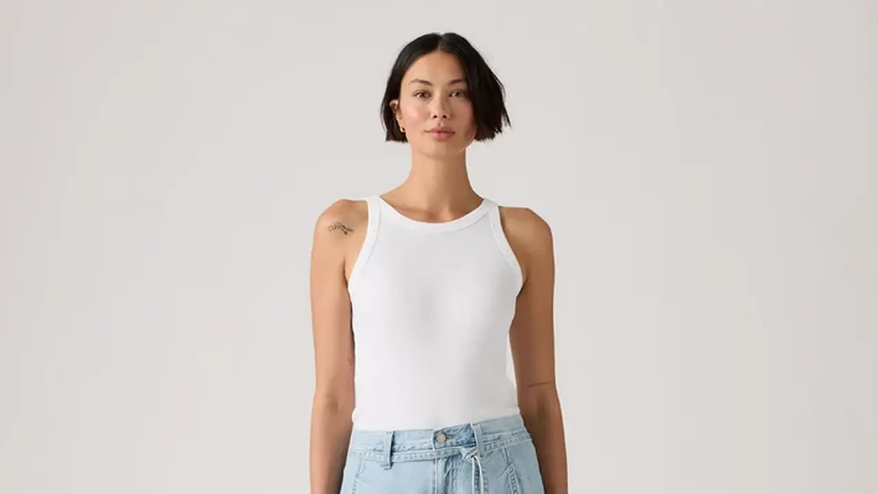 Kunci Padu Padan Denim Maxi Skirt Ada pada Atasan dan Aksesori