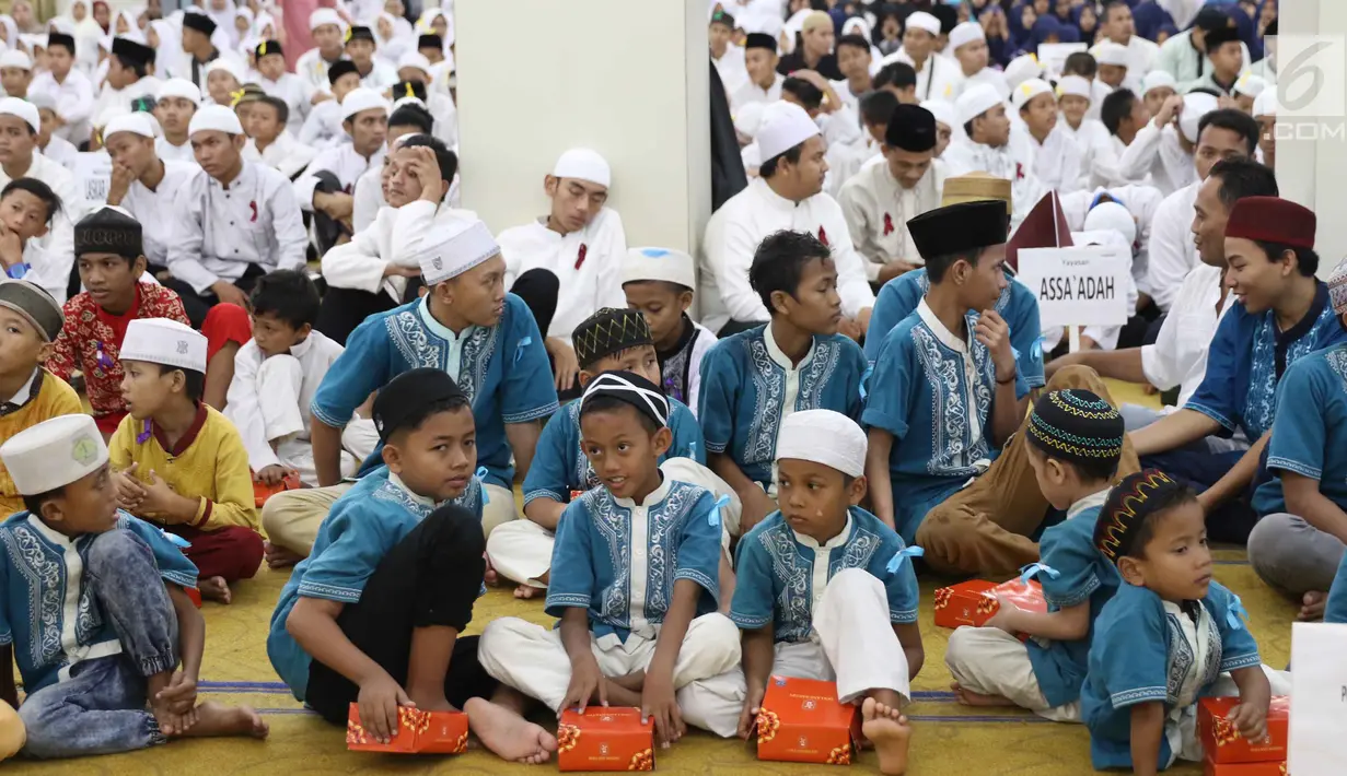 Sejumlah anak yatim piatu mengikuti buka bersama yang diselenggarakan Bank Mandiri di Jakarta, Minggu (11/6). Santunan ini senilai total Rp5,2 miliar yang berupa peralatan sekolah, dan uang saku. (Liputan6.com/Angga Yuniar)