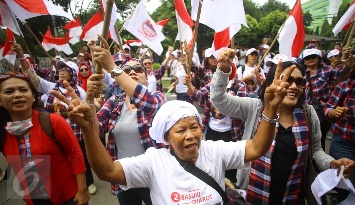 Pendukung Cagub DKI Basuki T Purnama meneriakkan yel di luar ruang sidang kasus penistaan agama, Jakarta, Selasa (10/1). Dengan mengenakan atribut kotak-kotak, massa membawa bendera Indonesia serta melakukan orasi damai. (Liputan6.com/Immanuel Antonius)