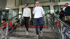 Artis Marshanda bersama sang kekasih, Egi John berjalan keluar Gedung KPK, Jakarta, Jumat (2/10/2015). Marshanda datang untuk meminta izin agar bisa menjenguk Otto Cornelis Kaligis yang ditahan di Rutan Guntur. (Liputan6.com/Helmi Afandi)