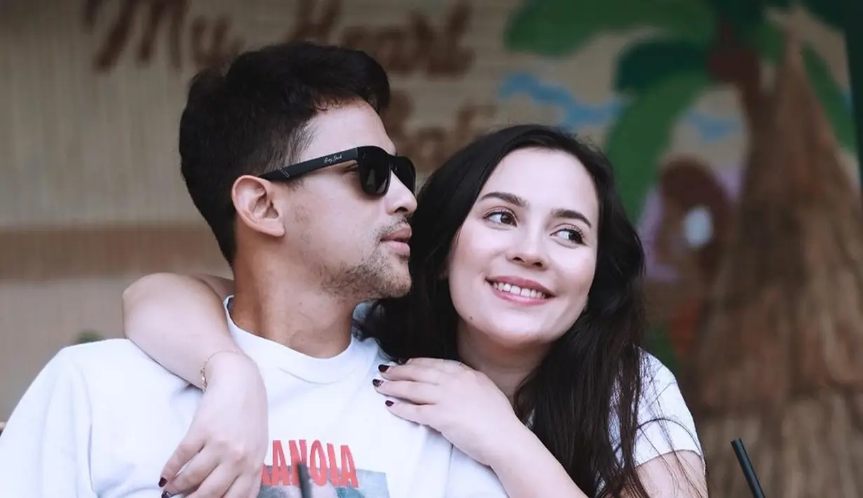 <p>Begini gaya casual namun tetap modis Lucky Perdana pakai kacamata saat menikmati waktu bersama sang istri, Lidi Brugman. Pria yang tengah menanti kelahiran anak kedua itu terlihat awet muda. (Liputan6.com/IG/@_luckyperdana)</p>